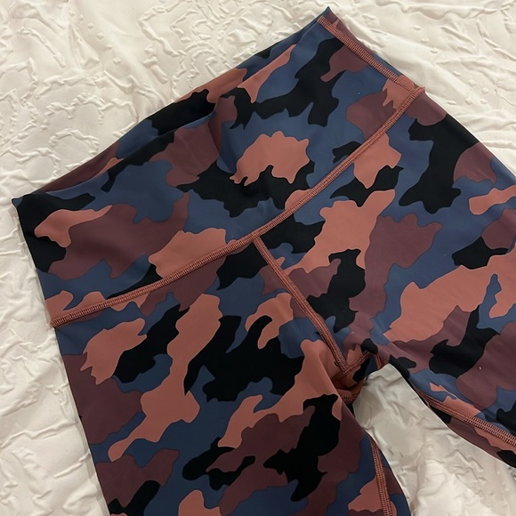 Lululemon Wunder Under Camo Leggings Size 8 - Picture 4 of 4